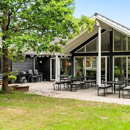 5 Star In Henne Holiday home *